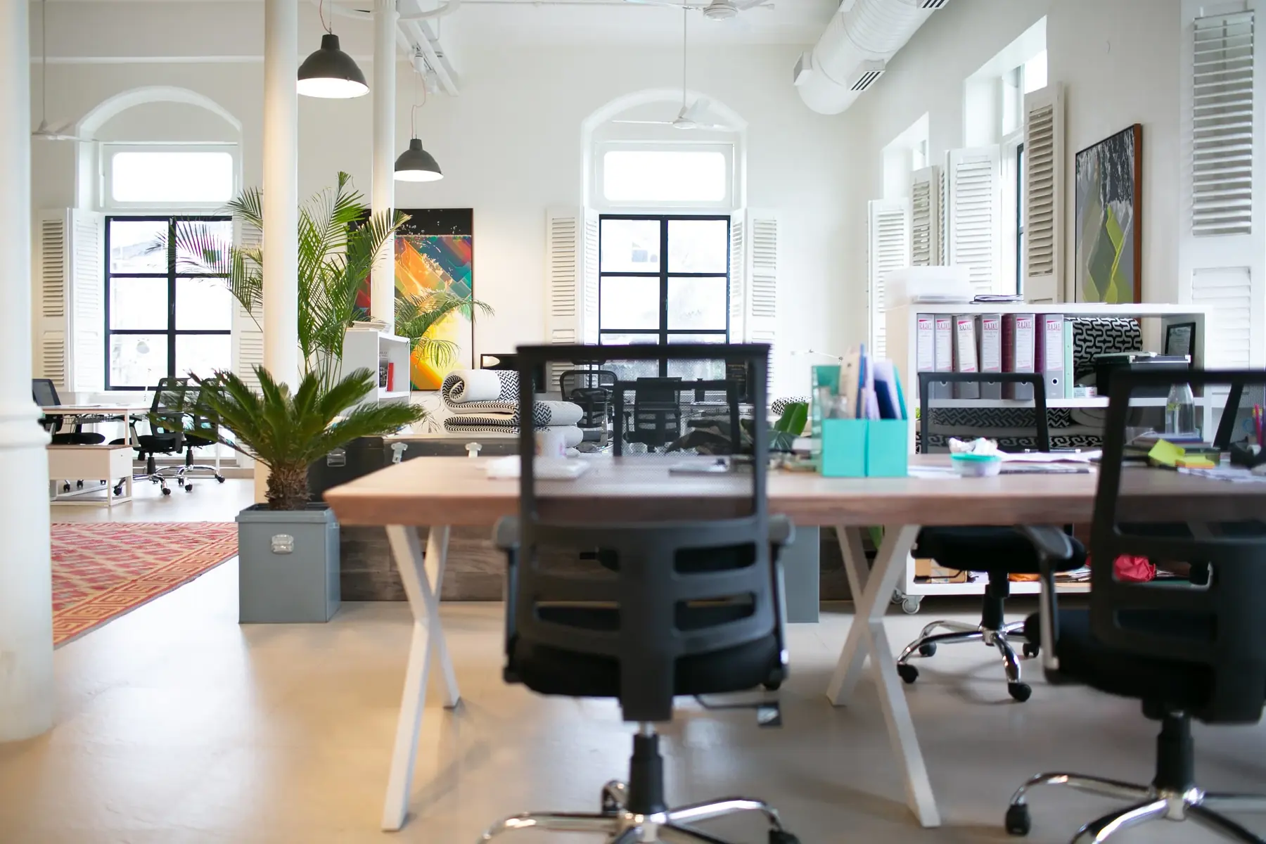 How to Choose the Best Desk Booking System for a Hybrid Workplace: 10 Factors to Consider