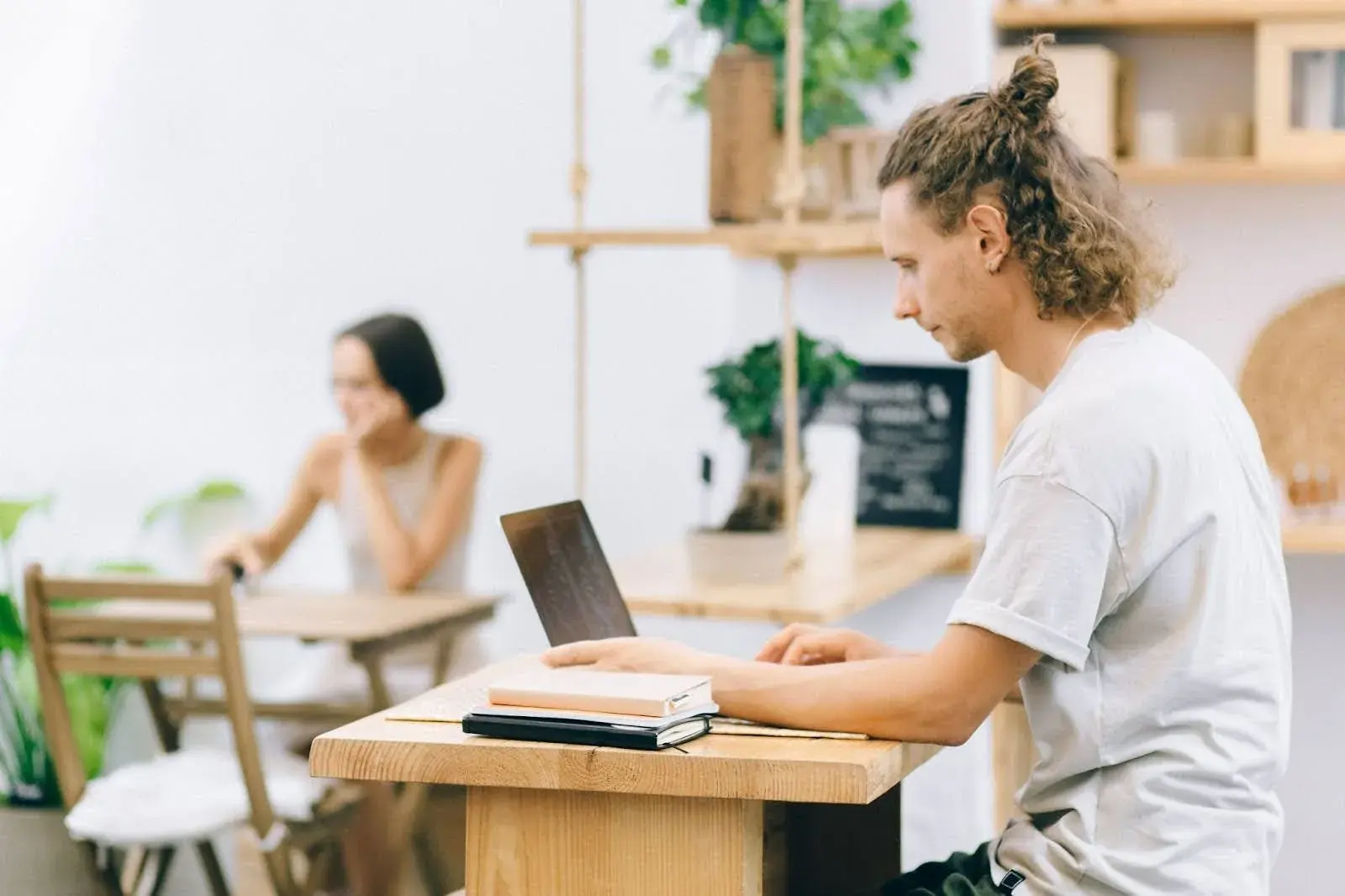 How to Create a Hot Desk Setup That Works