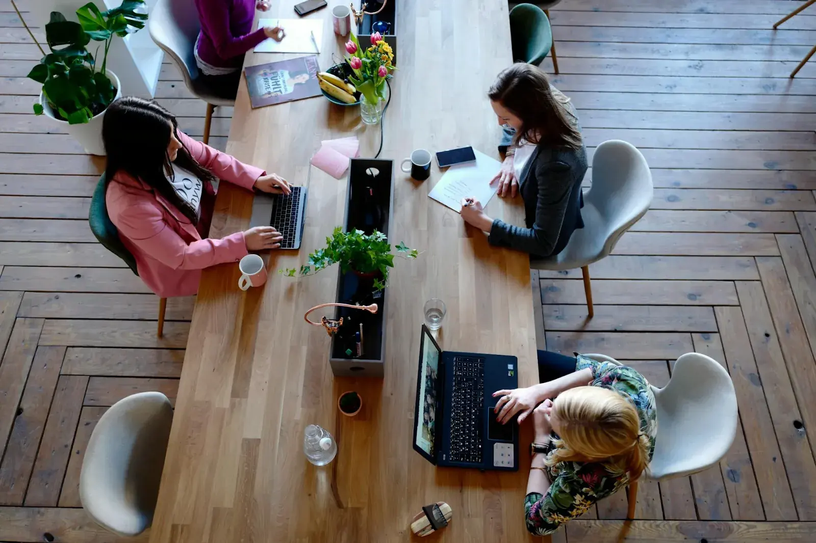 Top 7 hoteling and hot desking apps to simplify desk booking