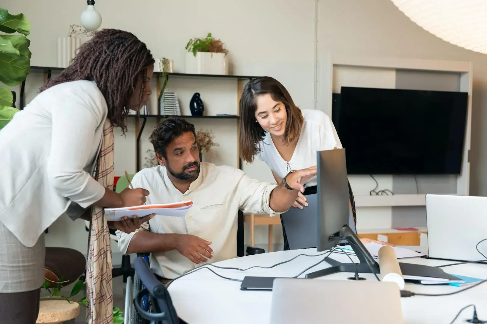 Top 7 Office Management Software Tools for Hybrid Teams