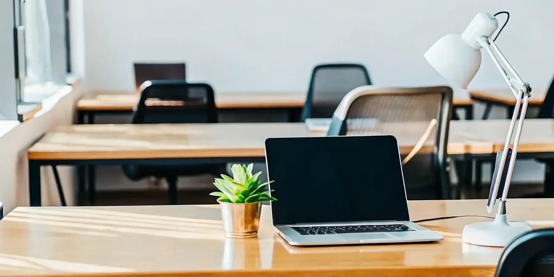 Hot Desking Tips: Guide to a Successful Hybrid Workplace