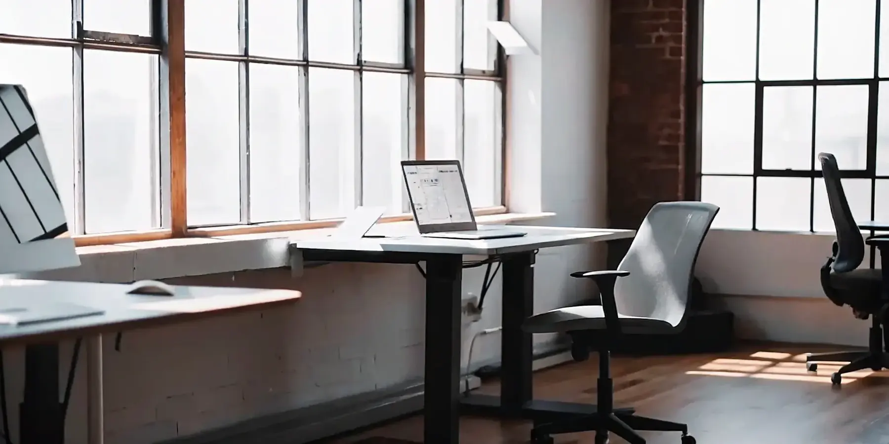 Hot Desking 101: Benefits, Challenges & Solutions