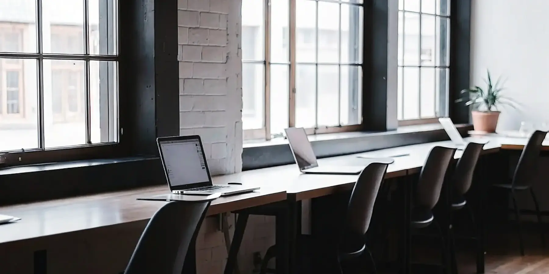 10 Benefits of Hot Desking for Your Business & Team
