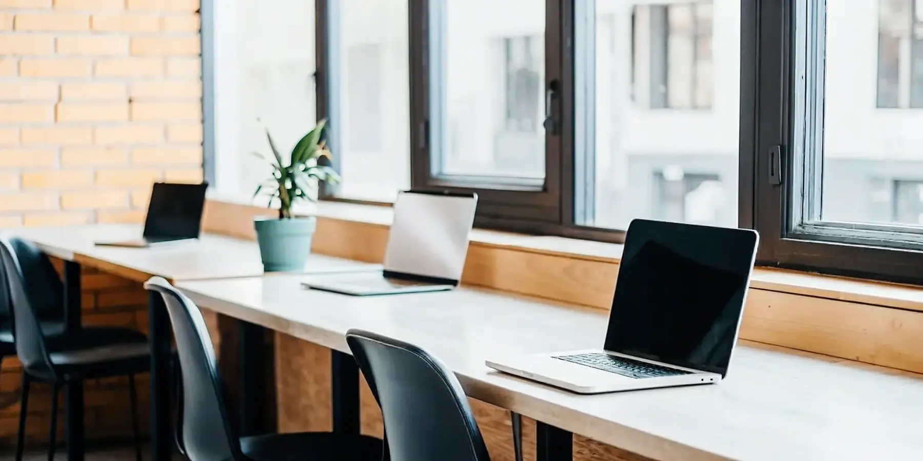 6 Best Hot Desking Software Solutions for 2025