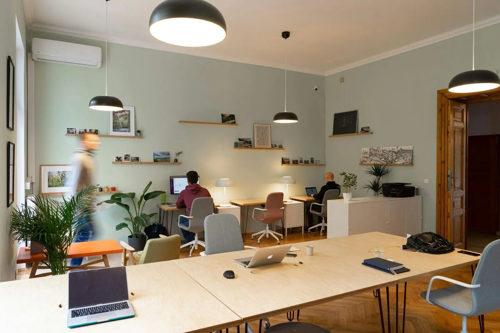 Maximize Your Office Space with Hot Desk Booking in 2025